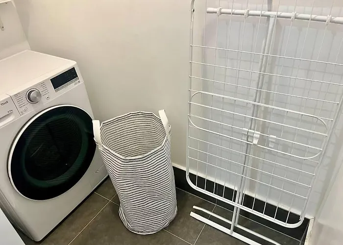 Modern 2br In Makati! Netflix Wi-fi Pool * Manila