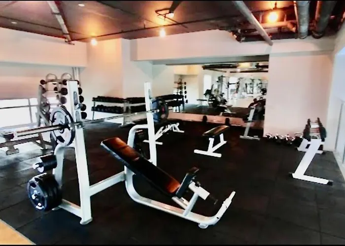 Apartment Modern 2br In Makati! Netflix Wi-fi Pool Manila