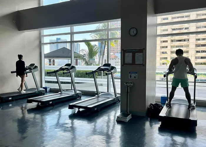 Apartment Modern 2br In Makati! Netflix Wi-fi Pool Manila